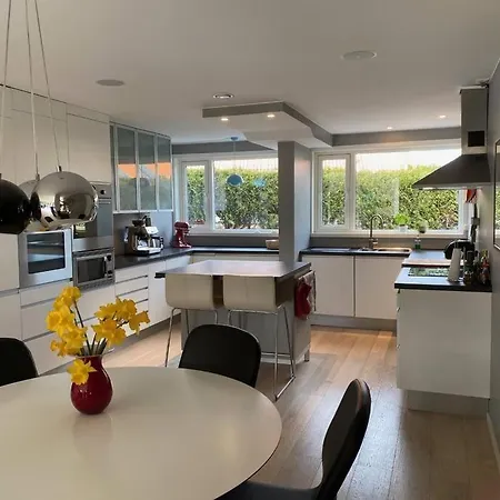 House With Garden Close To Beach بيت للعطل